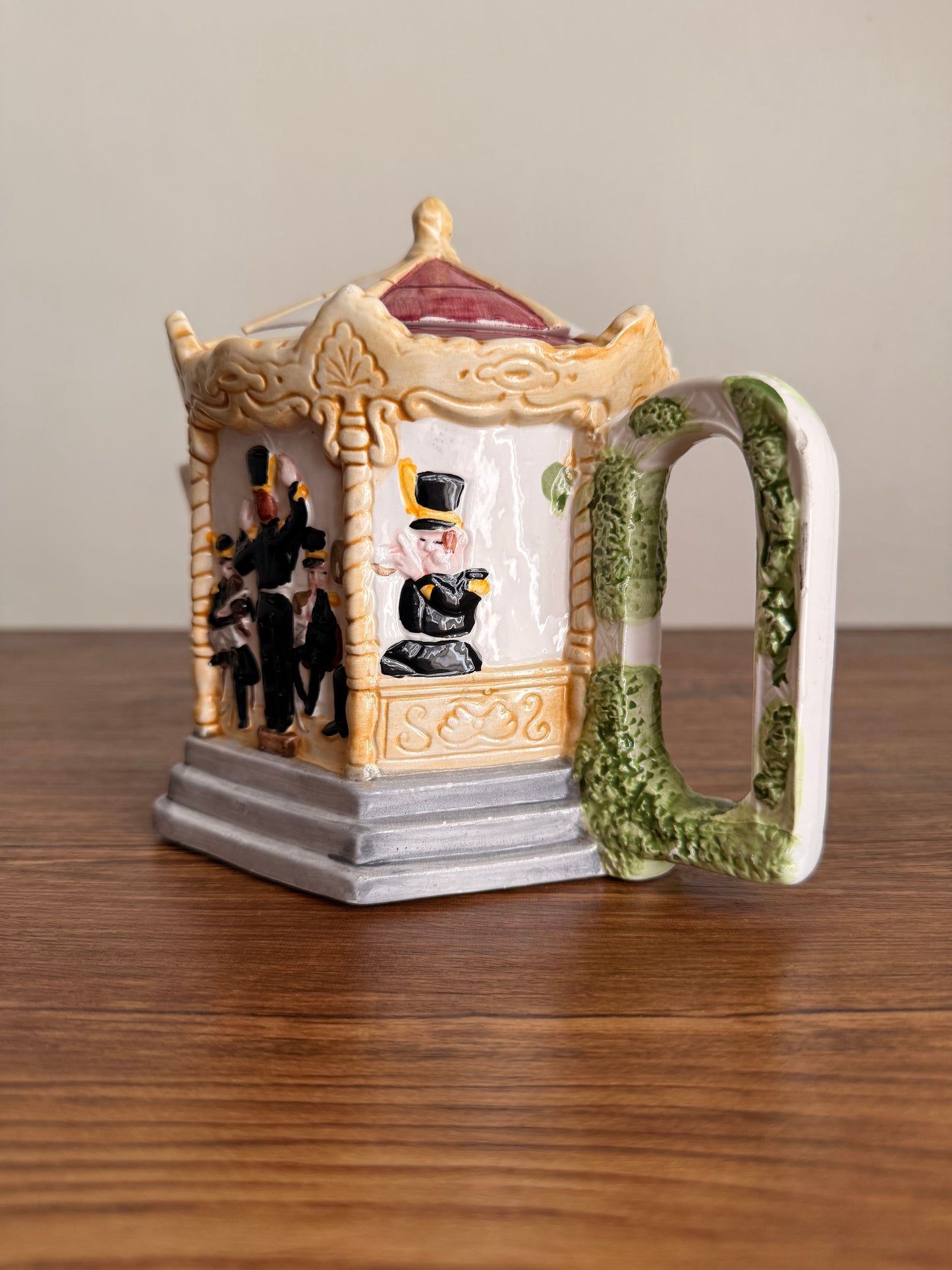 Teapot decoration by Leonardo - England 1960s